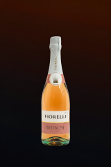 Бутылка Fiorelli Brut Rosé на тёмном фоне
